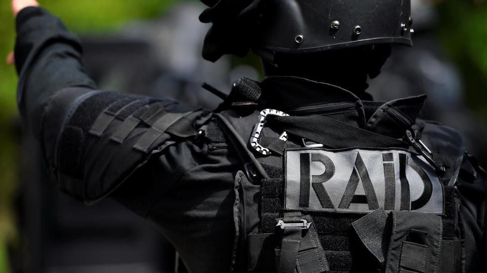 Luare de ostatici într-o localitate din Franța. Atacatorul a deschis focul asupra polițiștilor