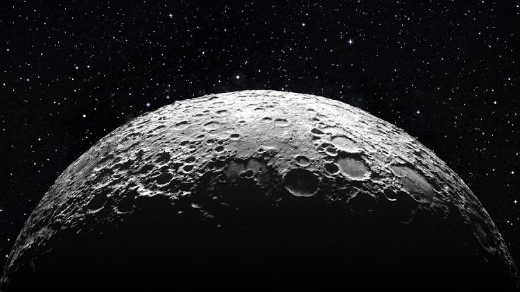 De ce se vede Luna colorată de pe Pământ