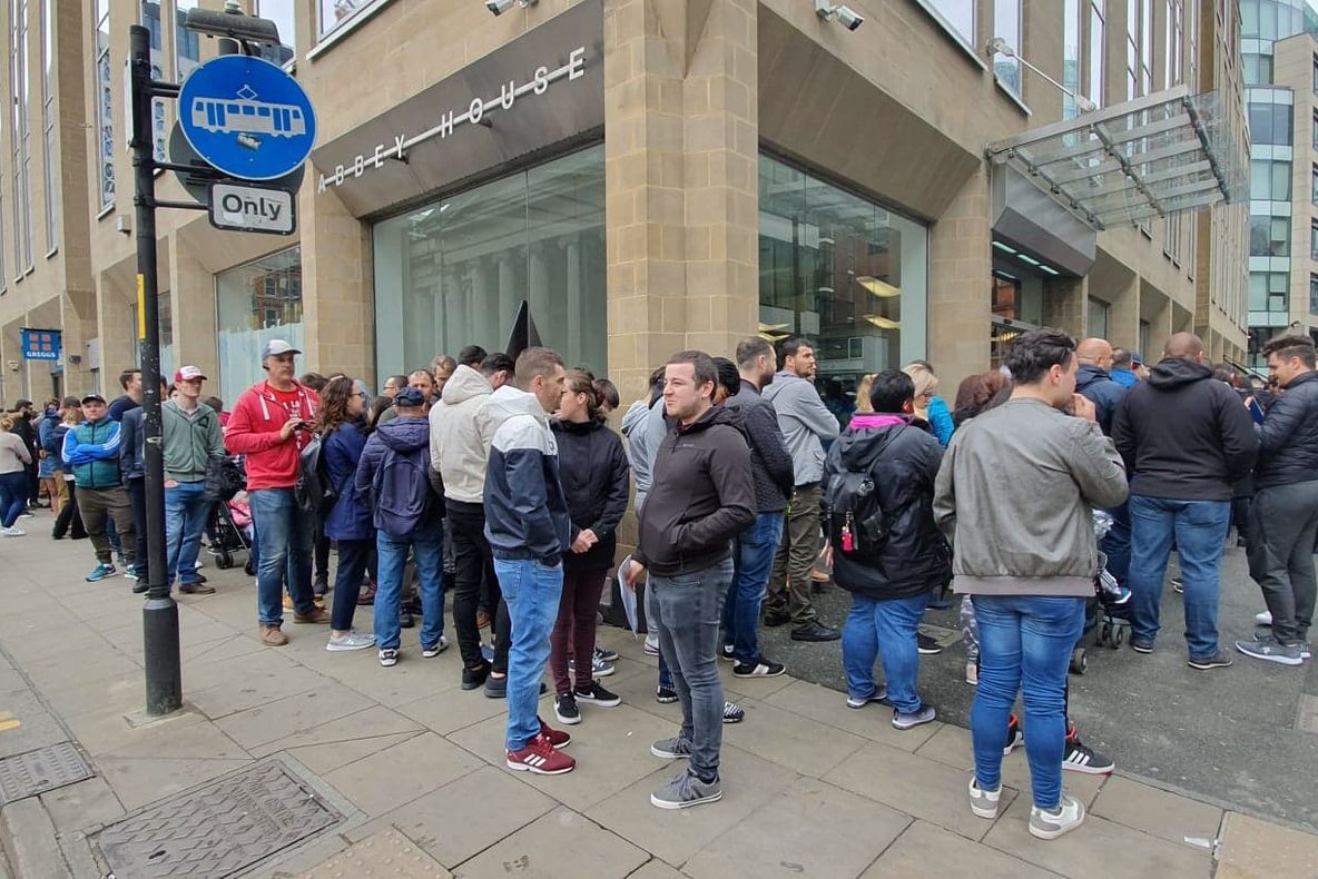 Alegeri Europarlamentare Diaspora. Cozi uriașe la vot: imagini impresionante cu revolta românilor