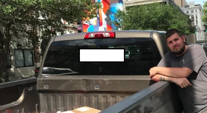 A fost oprit în trafic şi apoi arestat pentru mesajul abţibildului lipit de maşină