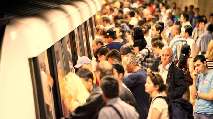 Protest al angajaţilor de la metrou. Oamenii s-au adunat în faţa Ministerului Transporturilor