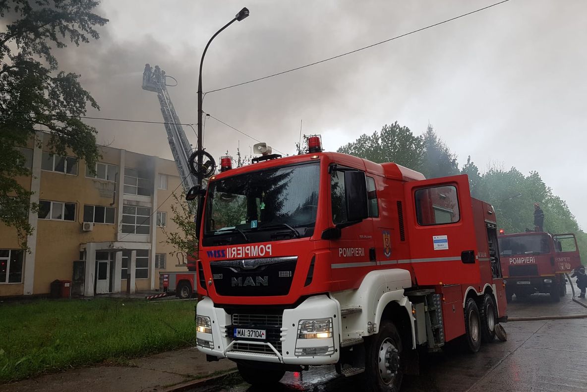 Incendiul de la Mija a fost stins. Pompierii rămân să supravegheze zona(VIDEO)