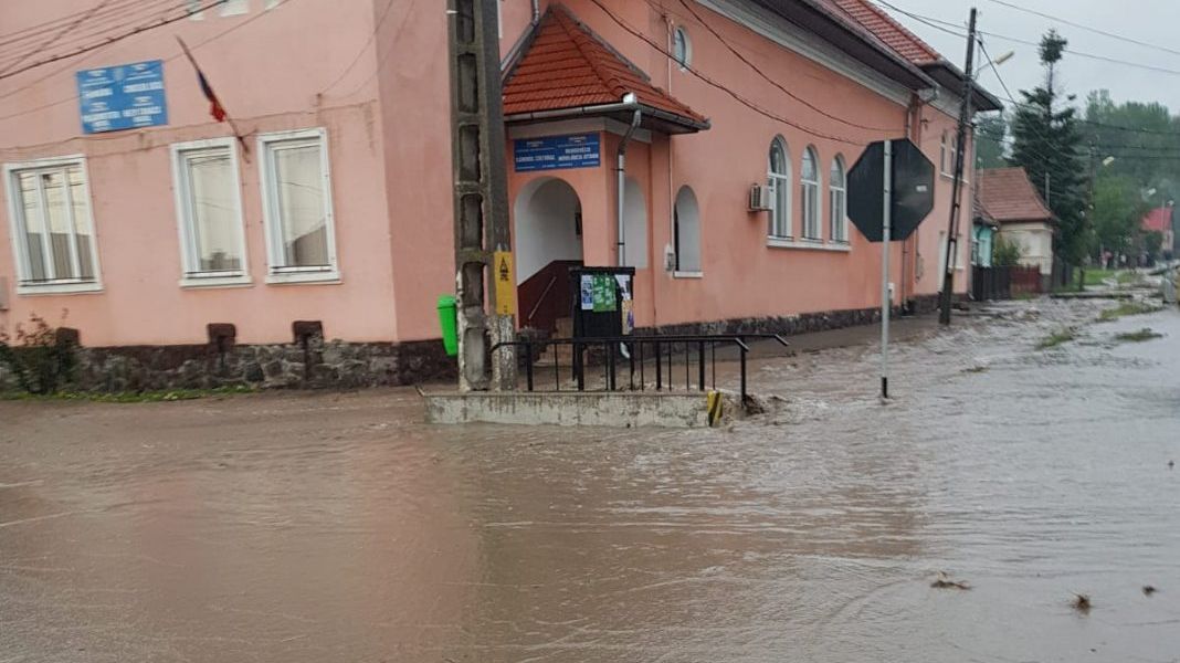 Imagini apocaliptice după urgie! Localități sub ape