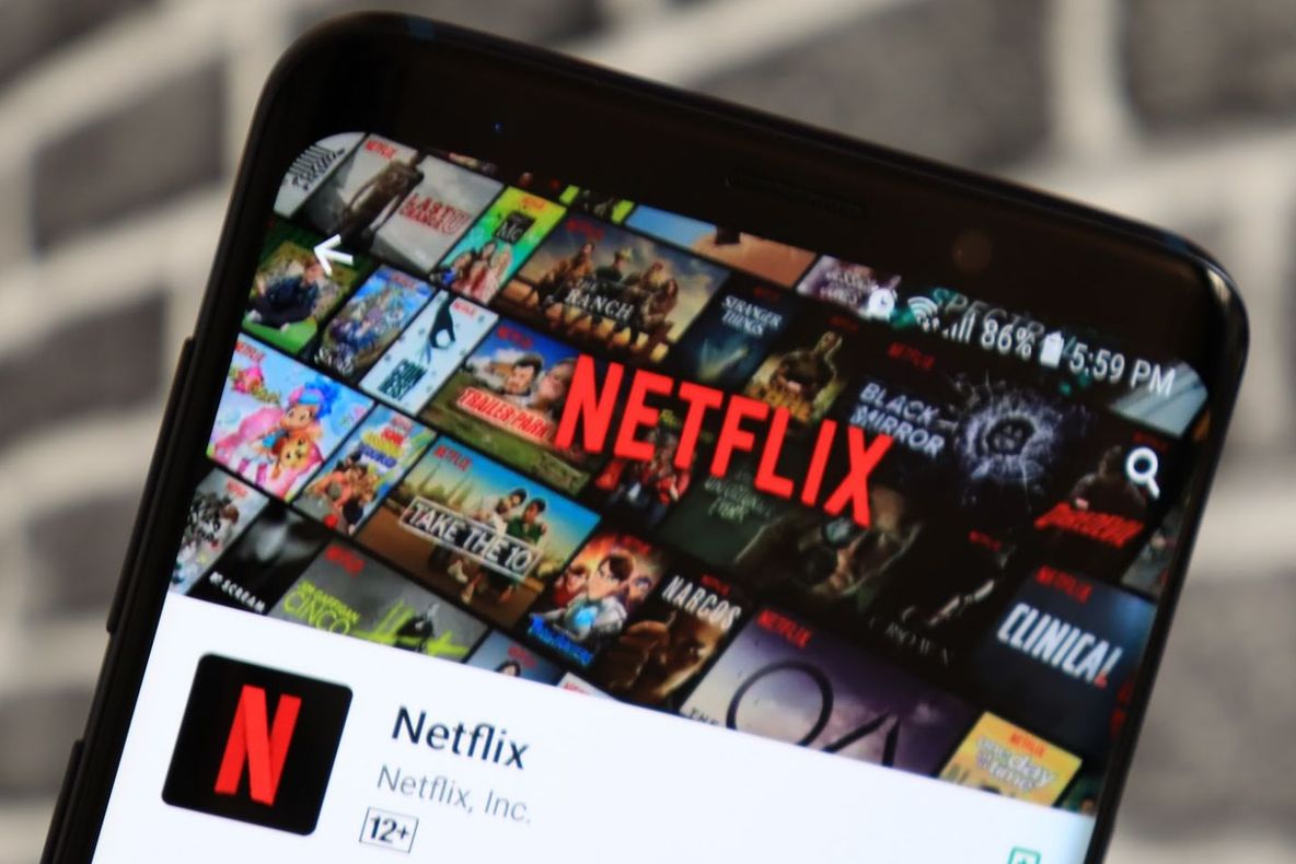 De ce adori pierzi ore în șir la filme și seriale online, fie că o faci pe telefon, fie la TV