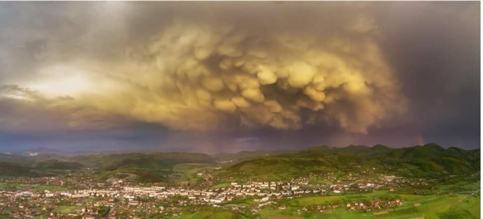 Fenomen meteo impresionant, în județul Hunedoara. „Seamănă cu un monstru! Apocalipsa?”