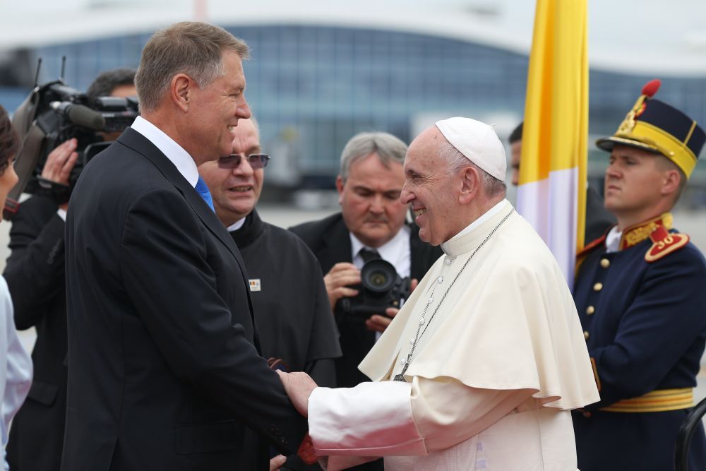 Primele imagini cu Papa Francisc în România. Așteptat de Iohannis, în ovațiile mulțimii: Vivat Papa!