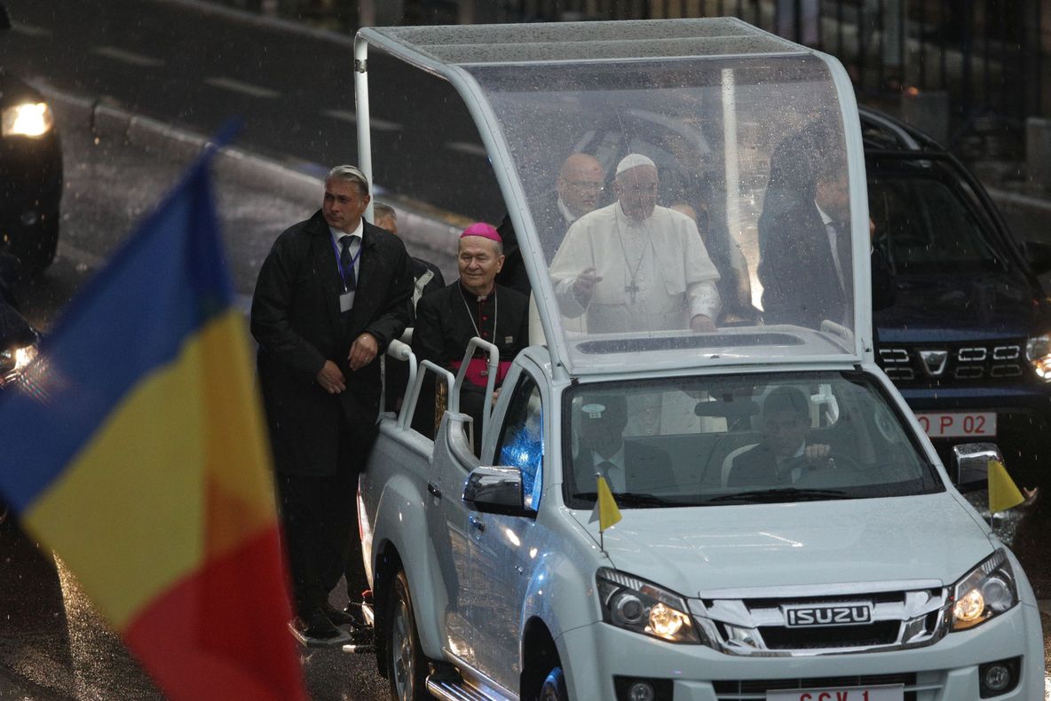 Filmul complet al primei zile din vizita Papei Francisc în România 