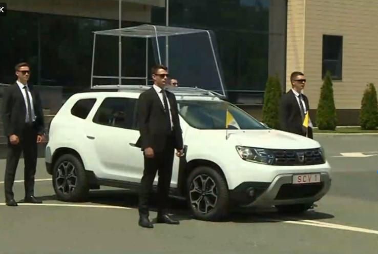 Cum arată mașina în care va merge Papa Francisc în România!