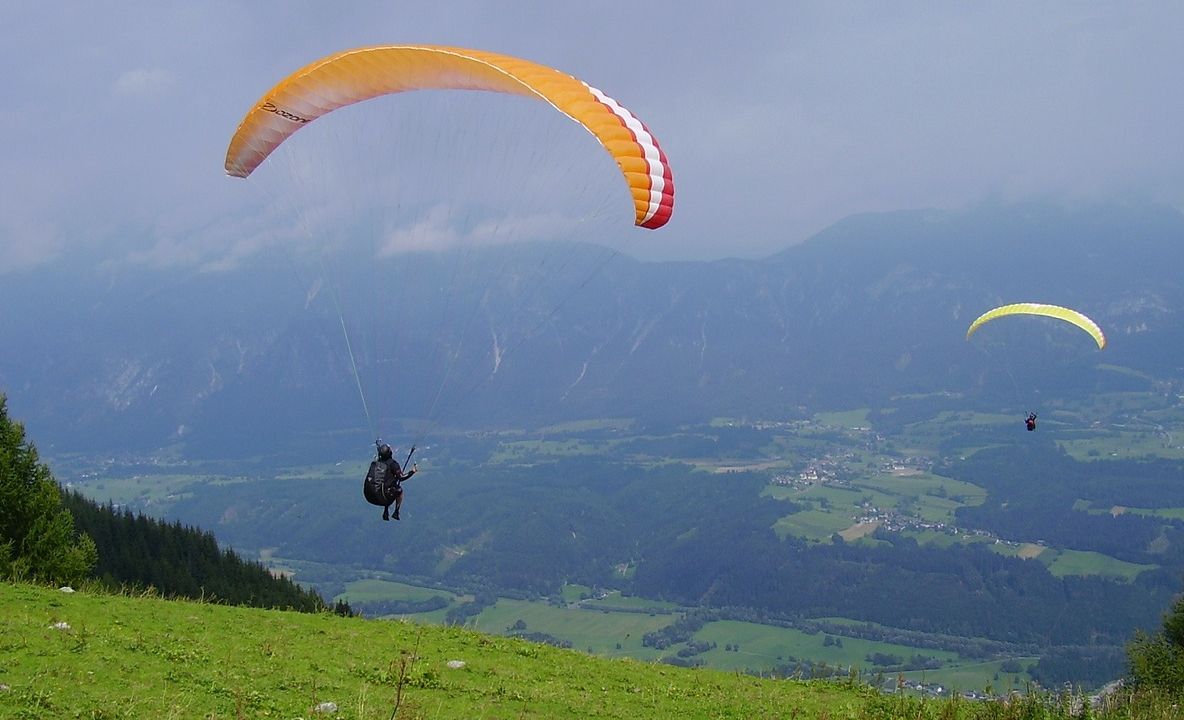 Dusă cu elicopterul la spital, după un accident cu parapanta!