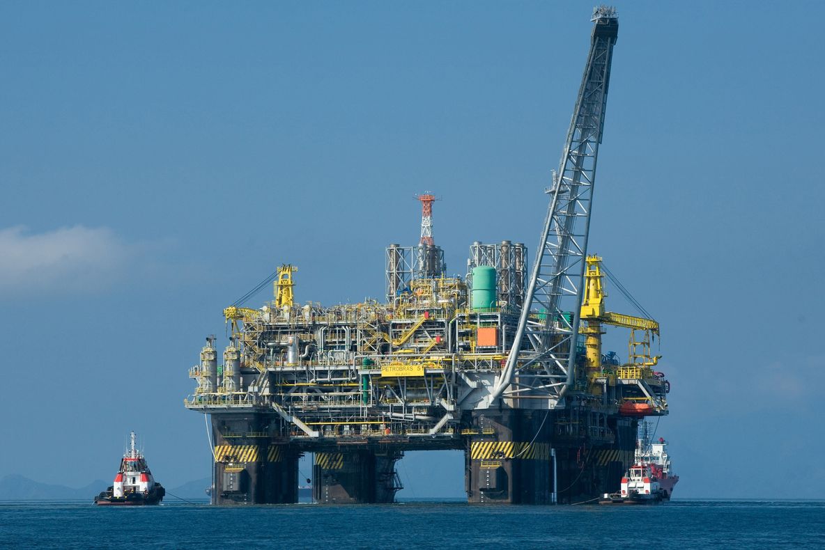 Europarlamentare 2019. Au vrut să voteze, dar n-au primit urna mobilă pe platforma petrolieră