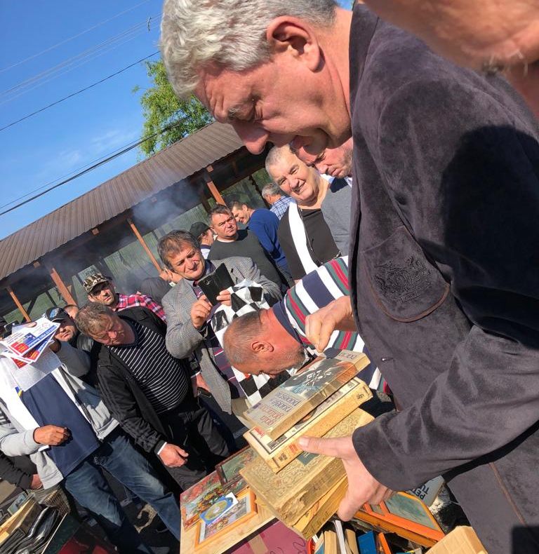 Fără jandarmi, Mihai Tudose a făcut o baie de mulțime la Buzău (P)