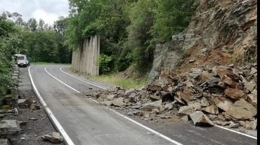 Pericol de moarte: cad pietre de pe versanți. Probleme pentru șoferii și pasagerii care circulă pe Defileul Jiului