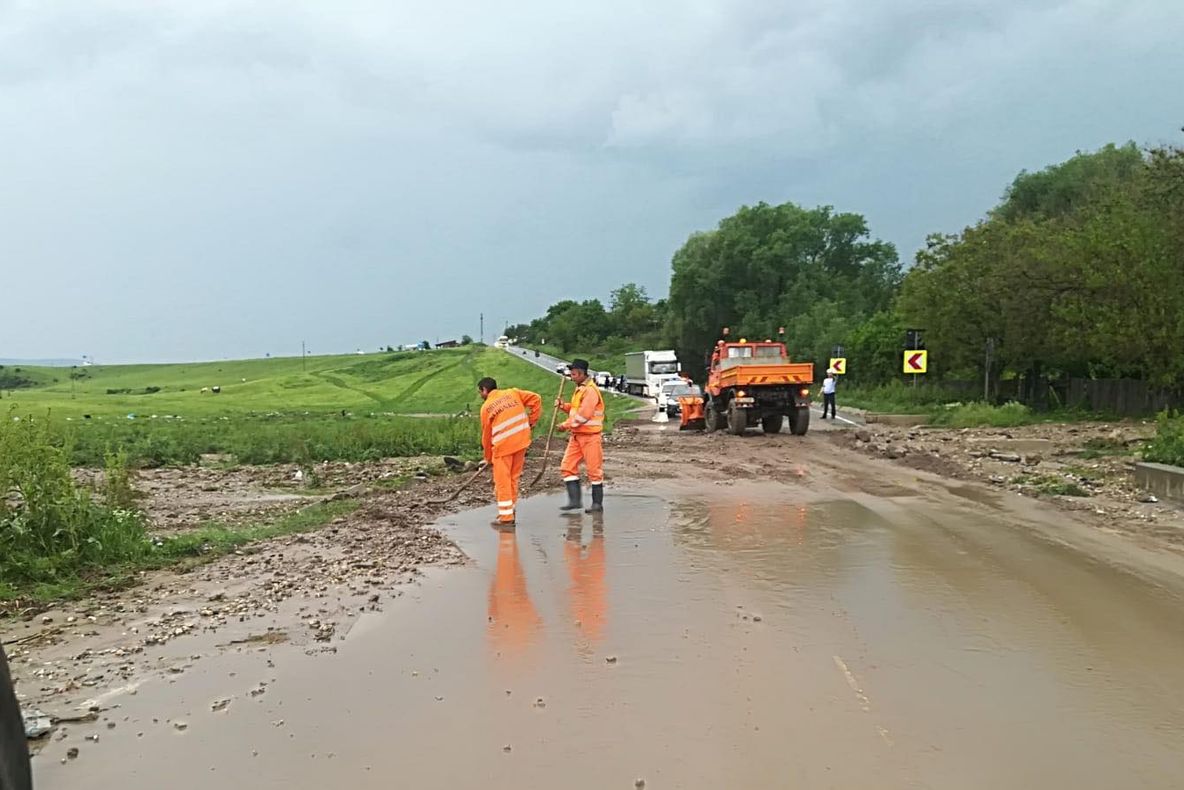 Ploile torențiale au făcut prăpăd: Case inundate, drumuri blocate și culturi distruse. FOTO+VIDEO