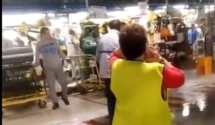 Imagini incredibile, plouă tornenţial într-o hală a Uzinelor Dacia Mioveni (VIDEO)  