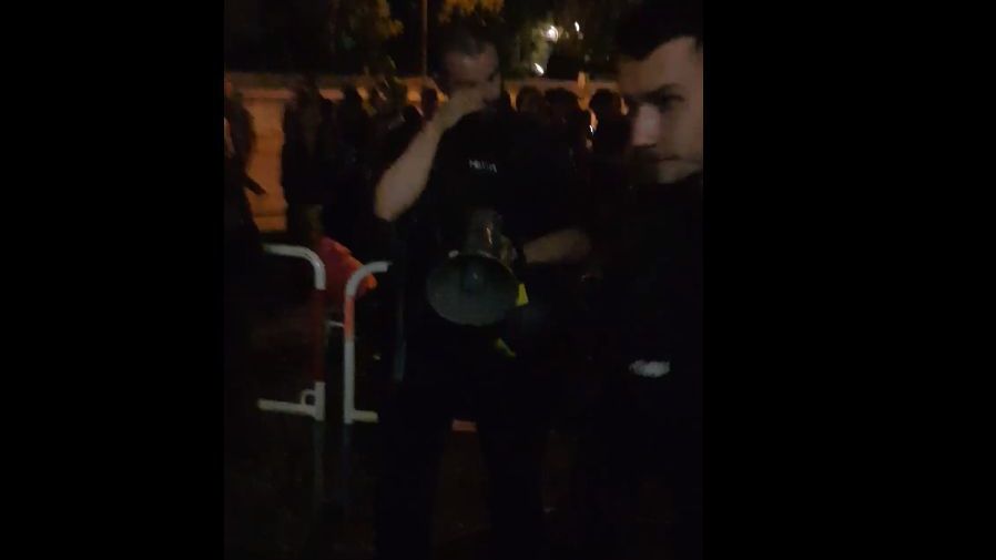 Moment fantastic la vot la Munchen. Un polițist, în lacrimi, când zeci de români îi mulțumesc