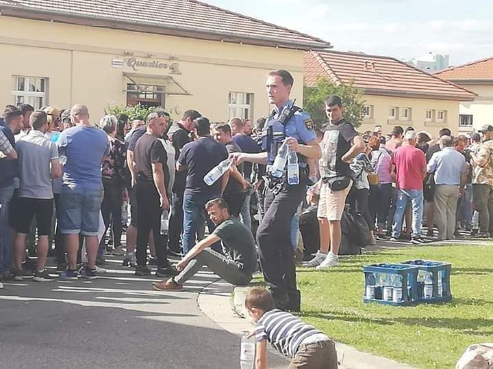 Gest admirabil al unui polițist german față de românii umiliți la cozi 
