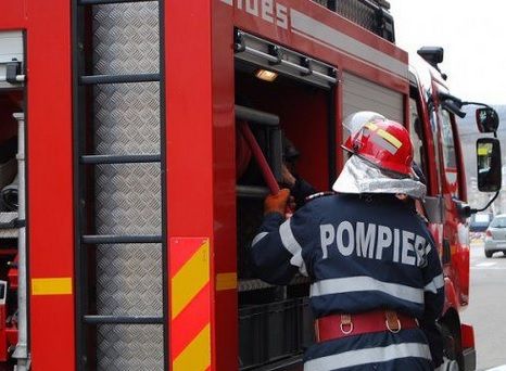 Incendiu violent la bloc: un mort, 3 răniți. Locatarii, evacuați de urgență!