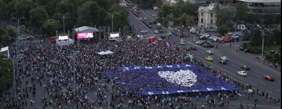 Mii de oameni în Piața Victoriei din București. Filosoful Şora (102 ani): "Să mergem la vot!"