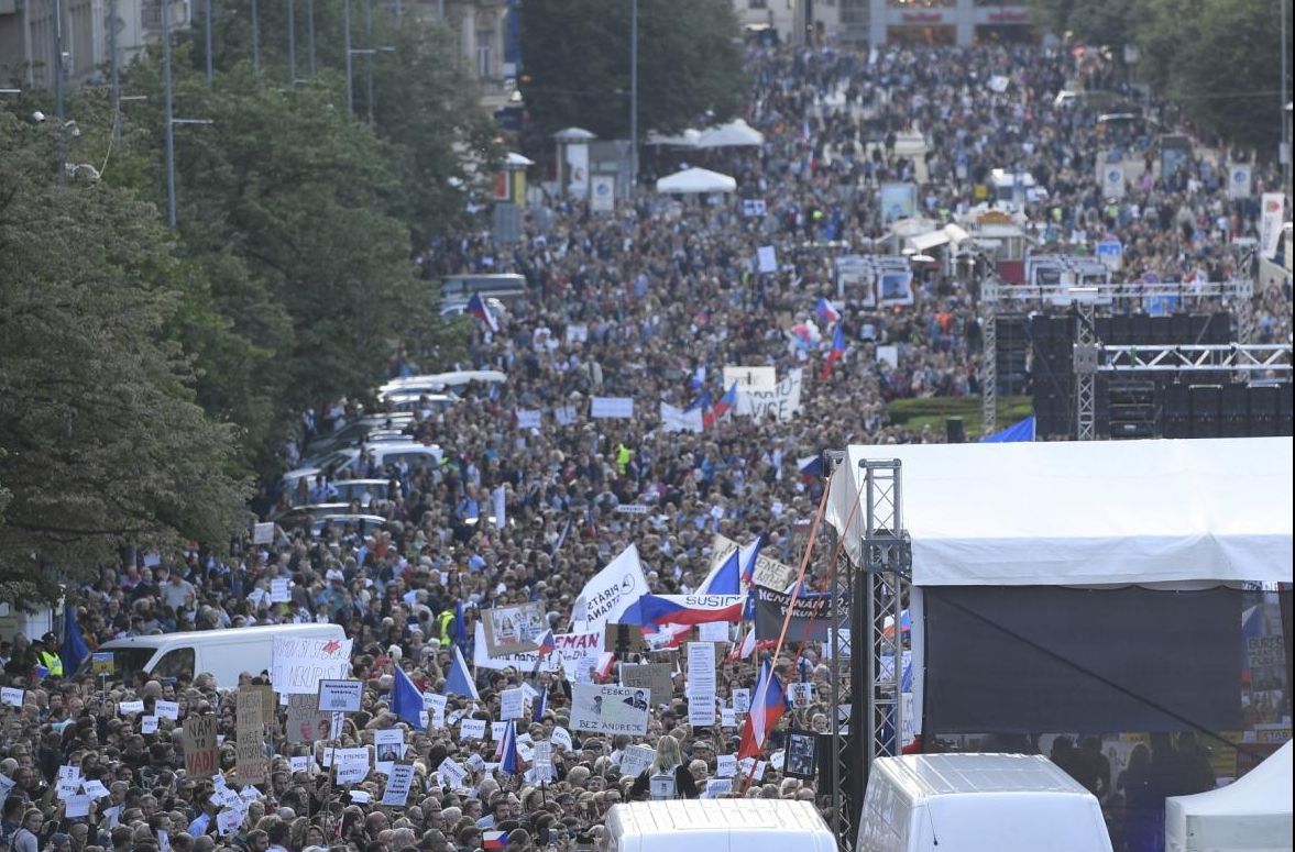 Protest de amploare la Praga, zeci de mii de oameni au cerut demisia ministrului Justiţiei 