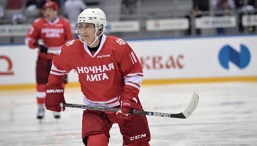 Vladimir Putin, exerciții de imagine, la un meci de hochei. A marcat 9 goluri și a căzut pe gheață