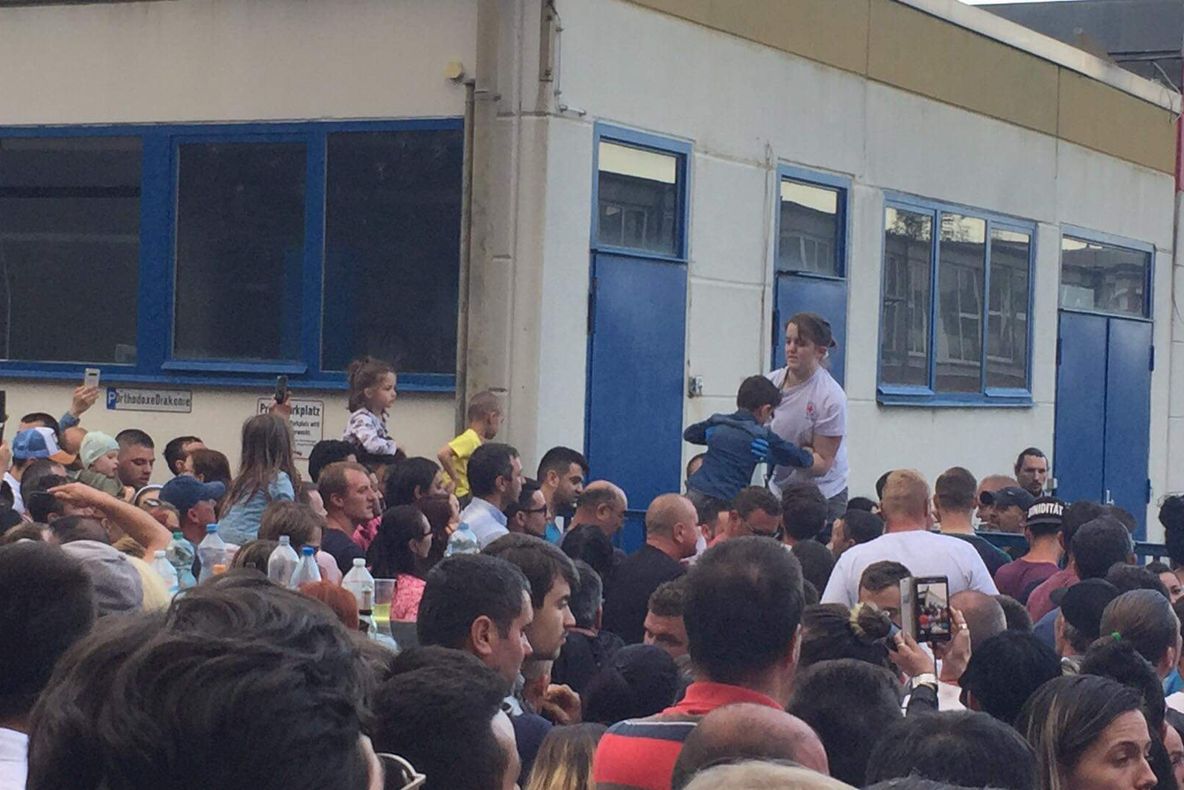 Românii cu copii mici după ei, umiliți la secțiile de vot din diaspora