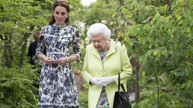 Această fotografie a lui Kate Middleton lângă Regină ascunde multe secrete
