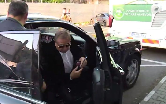Ioan Niculae nu şi-a plătit angajaţii, dar a mers la stadion cu un Rolls Royce. Apariţie incredibilă