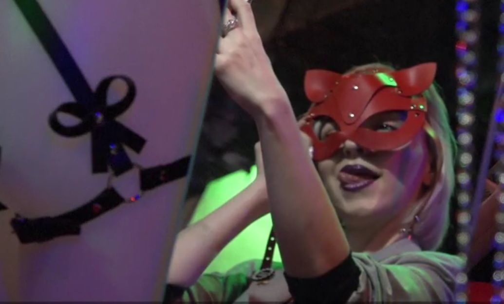 Cum scapă rusoaicele de inhibițiile sexuale post-URSS. Ce le învață "profesorii de sex" 