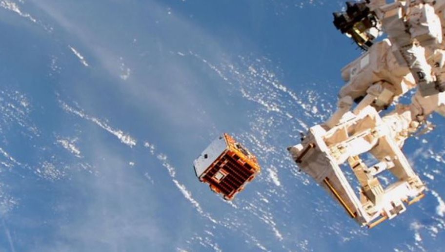 Satelitul "gunoier" care curăță orbita Pământului. Riscul de coliziune, major