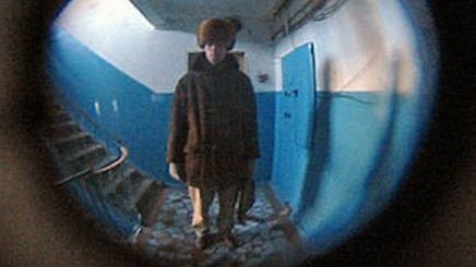 Bătrânul a sunat la uşă, i-a dat o scrisoare şi s-a făcut nevăzut. Când a deschis-o, s-a prăbuşit