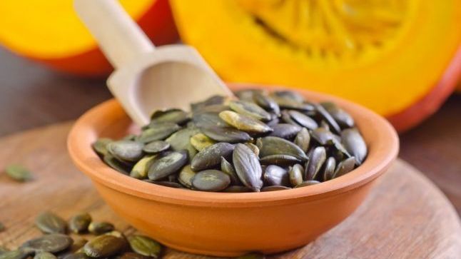 Greșeala pe care toți românii o fac când mănâncă semințe de dovleac!