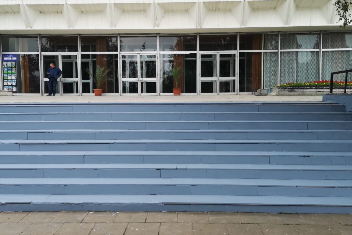 Scările de marmură ale Casei Sindicatelor din Ploiești vopsite pentru vizita lui Iohannis!