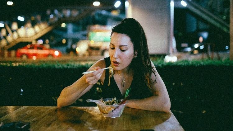 Mâncatul de unul singur: semn că suferi de singurătate?