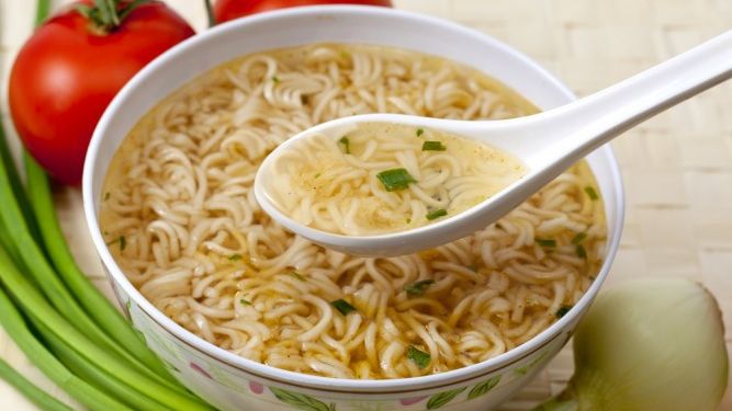 Fără margarină, chipsuri, popcorn, mezeluri și supe la plic! De când nu le vom mai găsi în magazine 