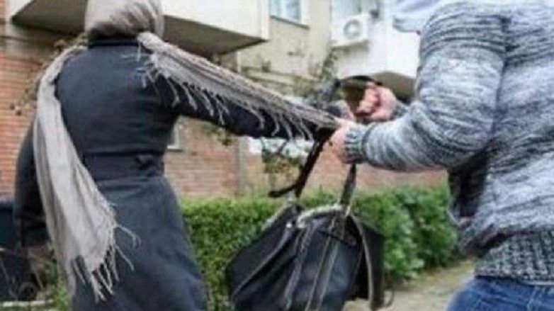 A fost atacată în plină stradă! Ce a făcut o femeie este incredibil 