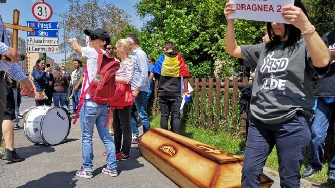 Tăriceanu, așteptat cu un sicriu și o cruce de protestatari, la mitingul ALDE din Brașov