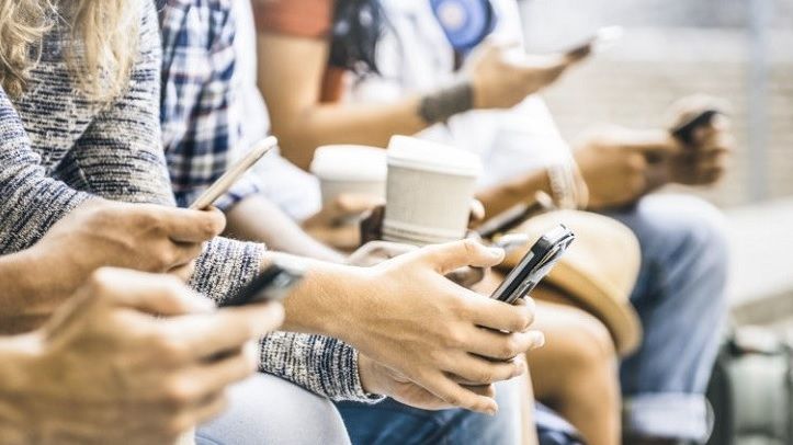 Cum sunt afectaţi tinerii care "stau" pe Instagram şi Facebook. Veştile sunt dezastruoase