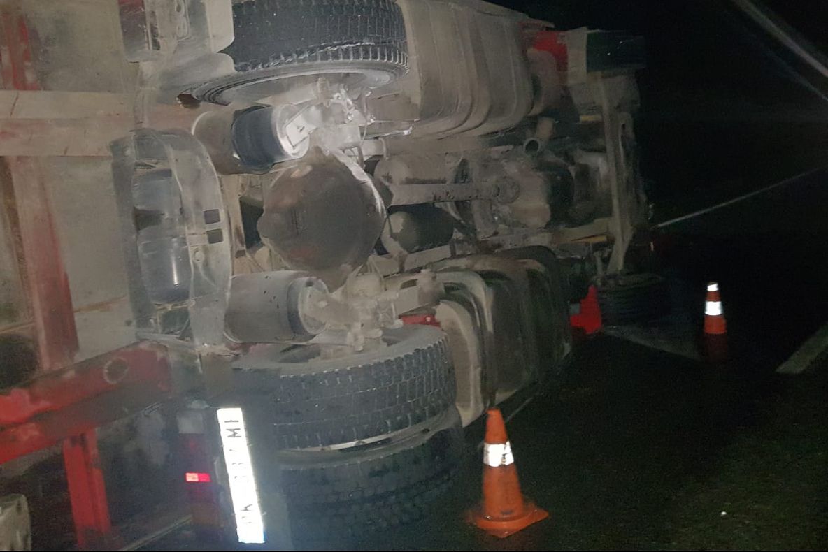 Trafic închis pe drumul național din Olt unde un TIR s-a răsturnat