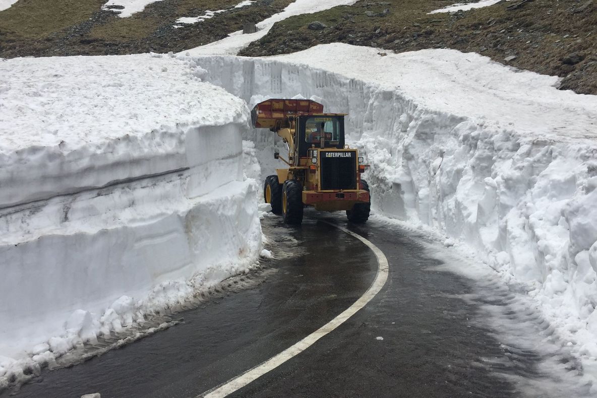 Transfăgărășanul, închis până la 1 iulie. Drumarii se luptă cu zăpada de 7 metri