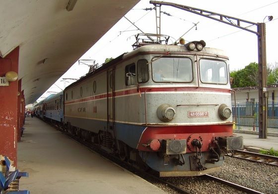 Operațiune dramatică de salvare, în Capitală. Copil de 13 ani, electrocutat pe tren