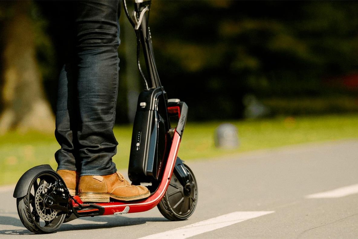 VIDEO - Un motociclist a omorât un bărbat care circula pe trotinetă, în traficul din București