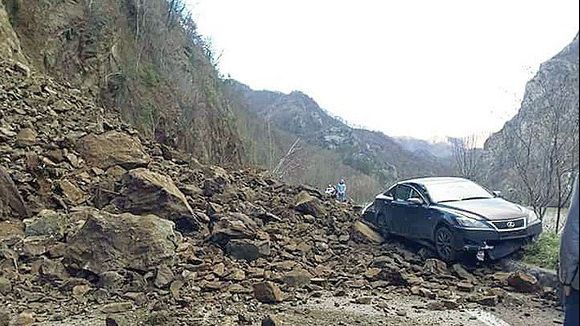 Pietre căzute de pe versanţi pe un drum național. Trafic BLOCAT