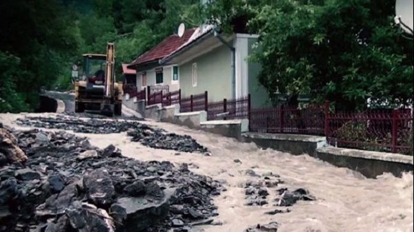 Viitura blestemată pe un pârâu cu apa de 5 cm! Mamă luată de ape la 3 ani după fiul ei