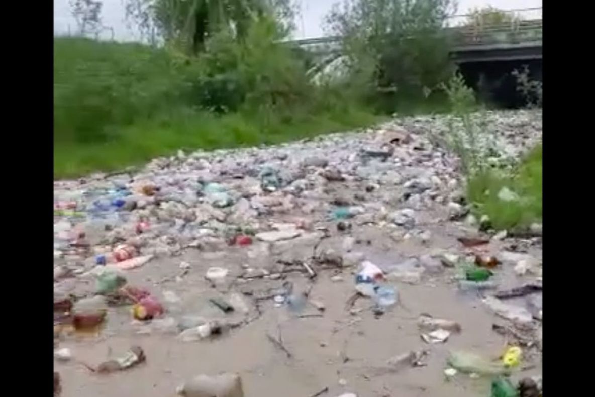 Viitură cu tone de PET-uri şi gunoaie în Argeş! (VIDEO)
