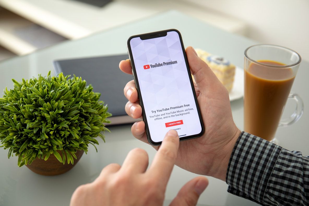 YouTube pe bani a ajus și în România. Cât costă cel mai ieftin abonament?