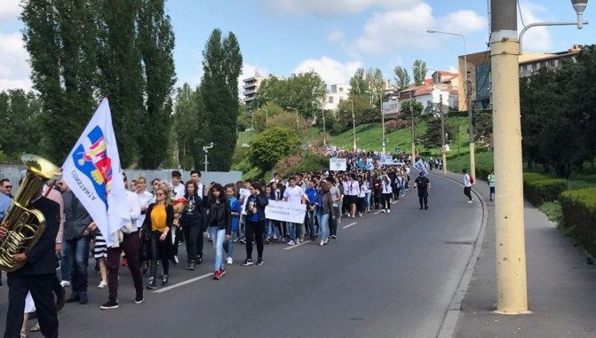 21 mai sau 23 august? Elevii din Constanța, obligați să meargă la parada de ziua orașului 