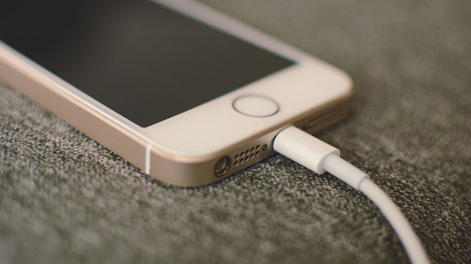 Iată ce trebuie să faci dacă telefonul tău nu se mai încarcă