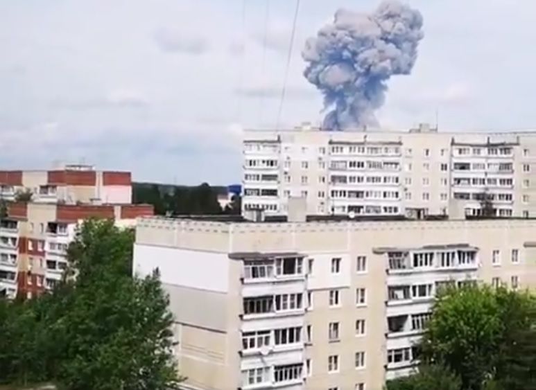 Explozii în lanț la o fabrică de muniții din Rusia. 180 de blocuri distruse!