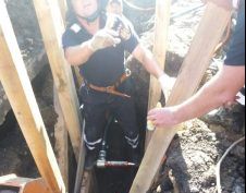 Tragedie. Trei muncitori, prinși sub un mal de pământ. Unul a murit 