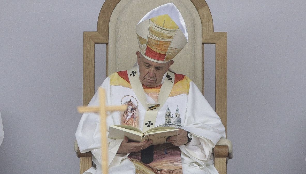 Veșmântul Papei Francisc, făcut de o româncă. IMAGINI de senzație